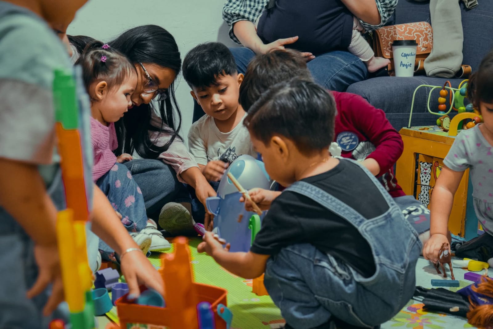 Niños jugando en un área de juegos